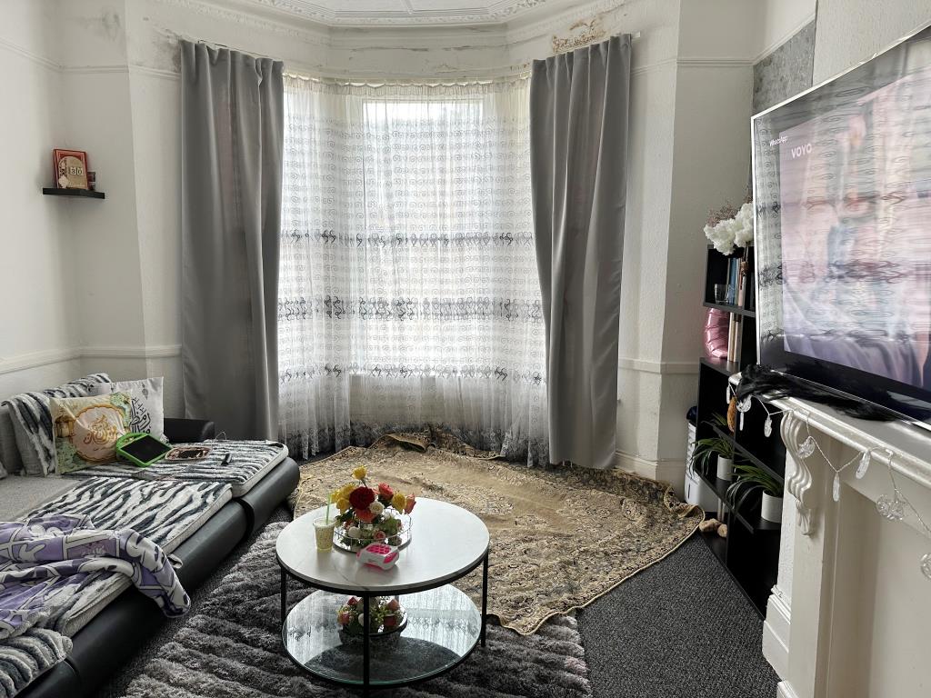 Lot: 105 - BLOCK OF FIVE FLATS FOR INVESTMENT - Ground Floor Flat Lounge